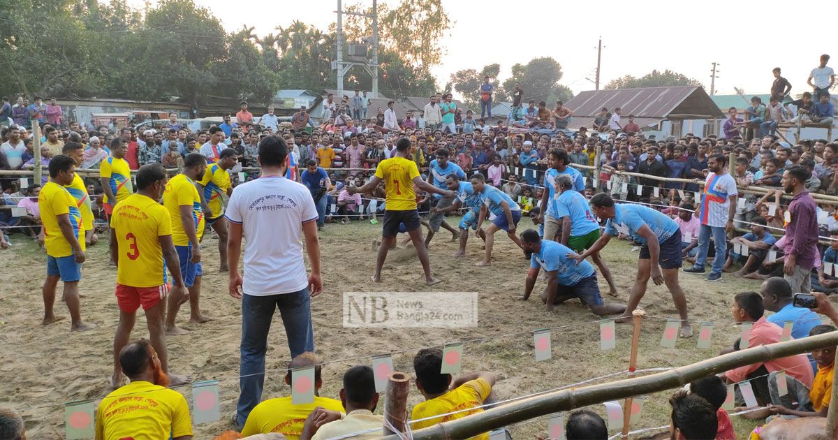 হাডুডুতে ছেলের বাবাদের দলকে হারালেন মেয়ের বাবারা