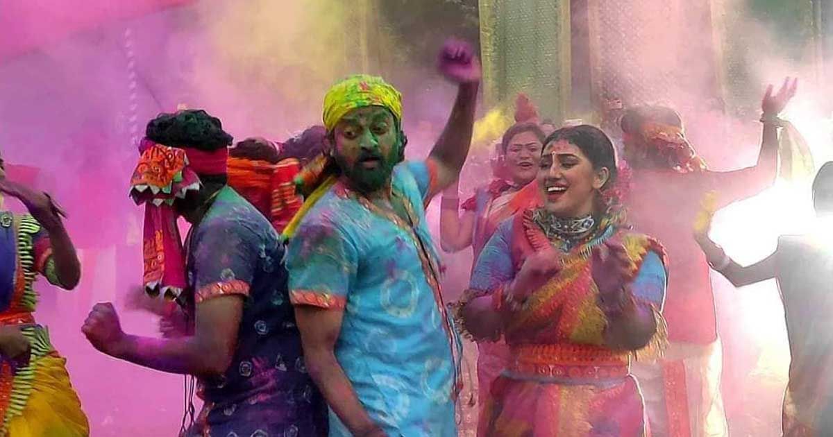 উৎসবের-আমেজে-লাল-শাড়ির-গানের-শুটিং