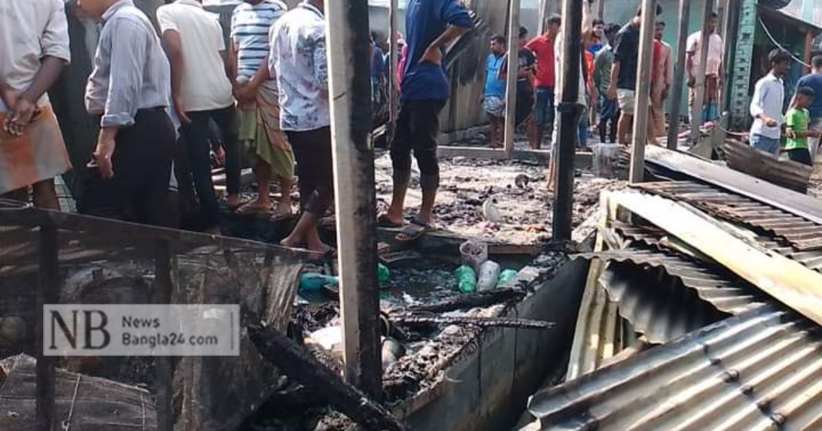 মেসের আগুনে সব হারাল পোশাক শ্রমিকরা