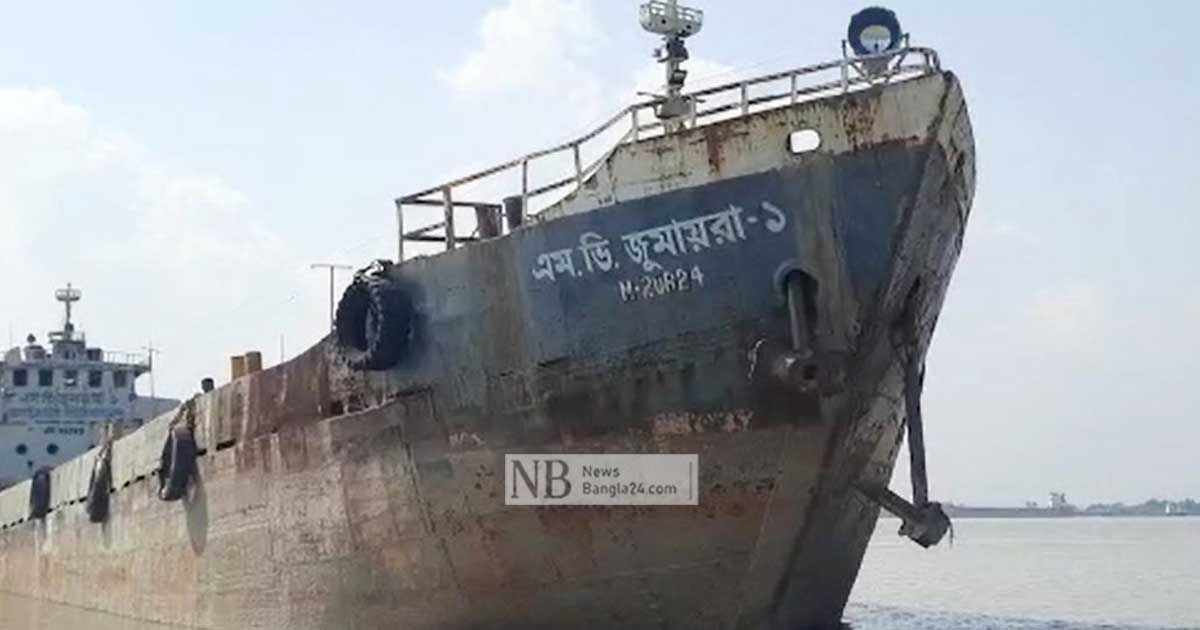 পশুর নদীর চরে কয়লার জাহাজ আটকা