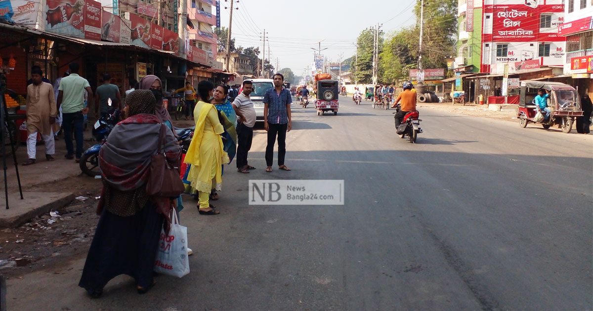 তিল ঠাঁই নেই মাঠে, উৎসবের আমেজ