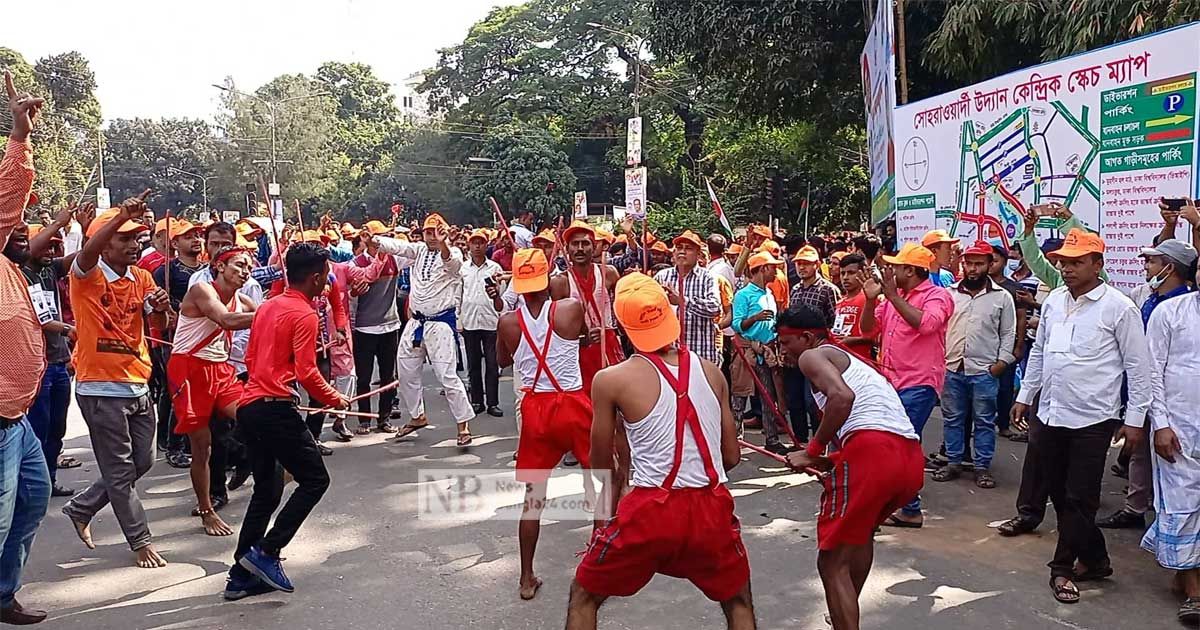 লাঠি খেলতে খেলতে যুবলীগের সমাবেশে 