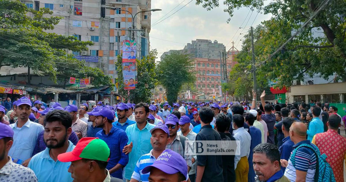 উদ্যানে জায়গা না পেয়ে আশপাশের সড়কে নেতাকর্মীরা