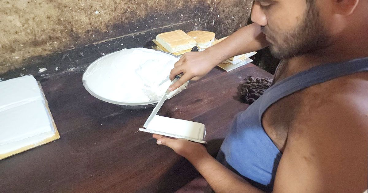 বাহারি এই কেকের পেছনের গল্পটি শুনুন