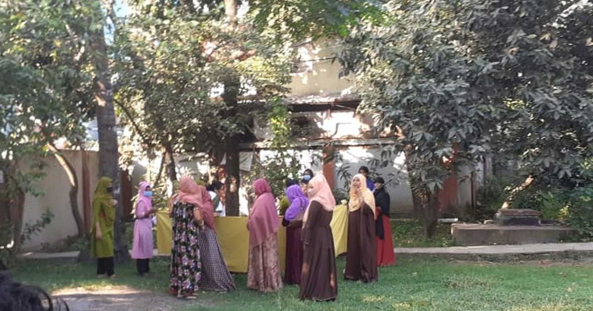 ডাক্তার দেখিয়ে ফেরার পথে স্কুলের মাঠে প্রসব