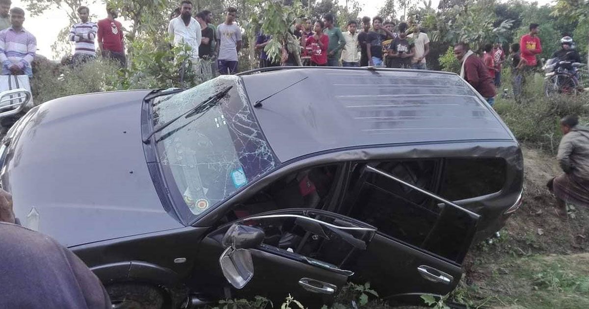 খাদ্য নিয়ন্ত্রকের গাড়িতে ট্রাকের ধাক্কা