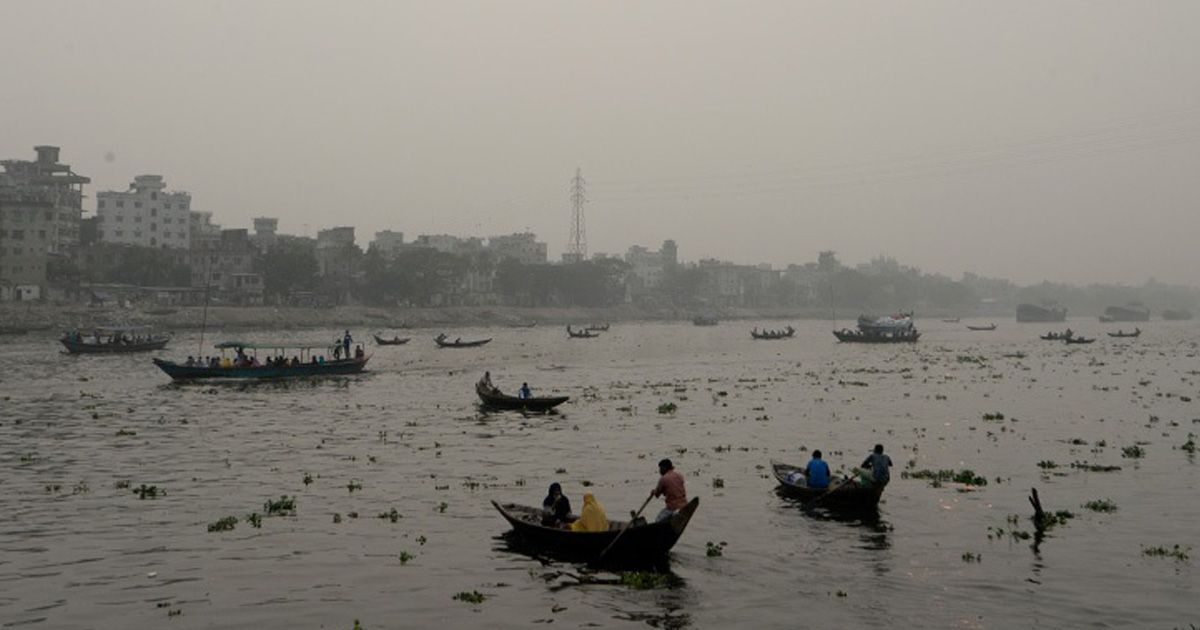 সদরঘাটে ট্রলারের ধাক্কায় নৌকাডুবি, নিখোঁজ ৪