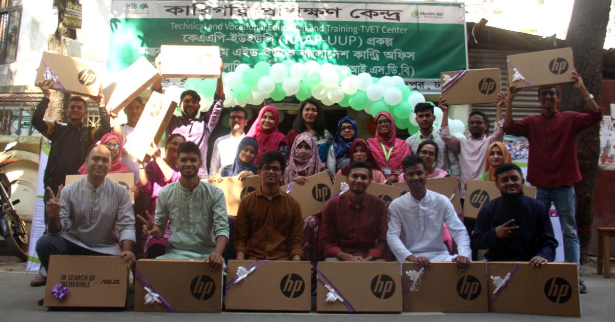 করোনায় বেকারদের ল্যাপটপ দিল ম্যাবফো