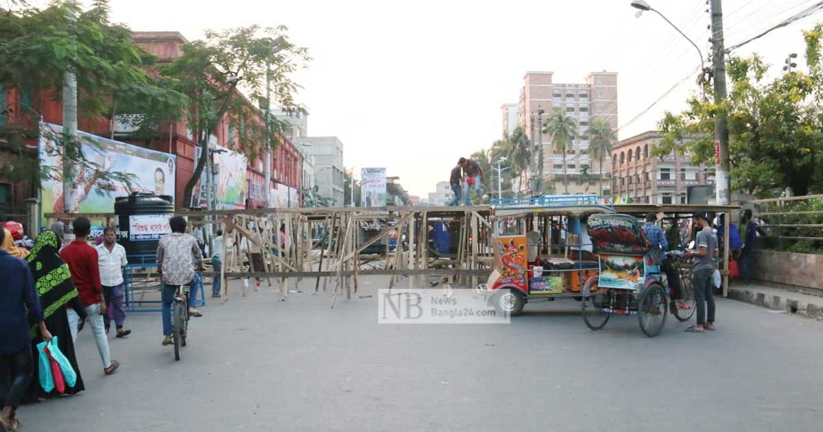 সড়কে আ.লীগের মঞ্চ, ক্ষোভ নগরবাসীর