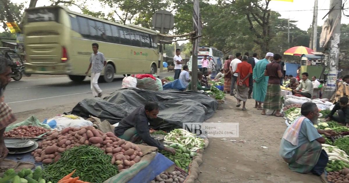 হাটের জায়গা দখলে, বিক্রেতারা সড়কের পাশে