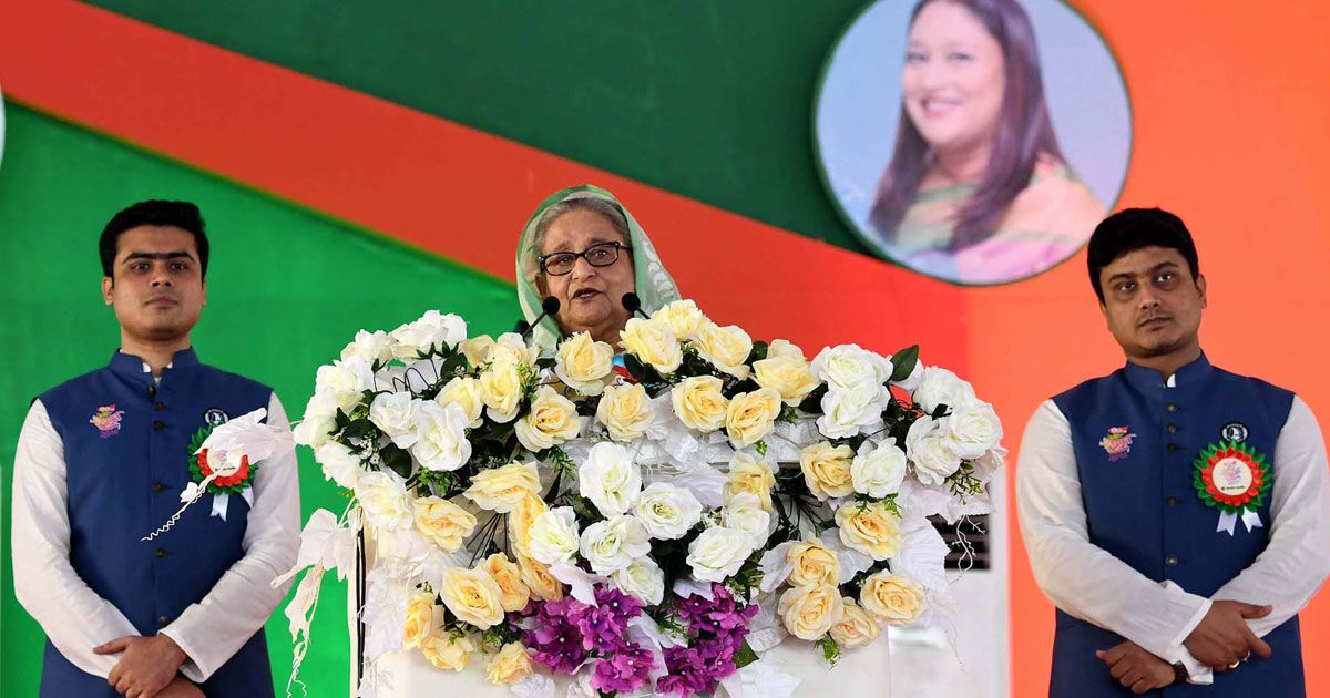 ছাত্রদের হাতে খালেদা দেন অস্ত্র, আমি দিয়েছি বই খাতা: প্রধানমন্ত্রী