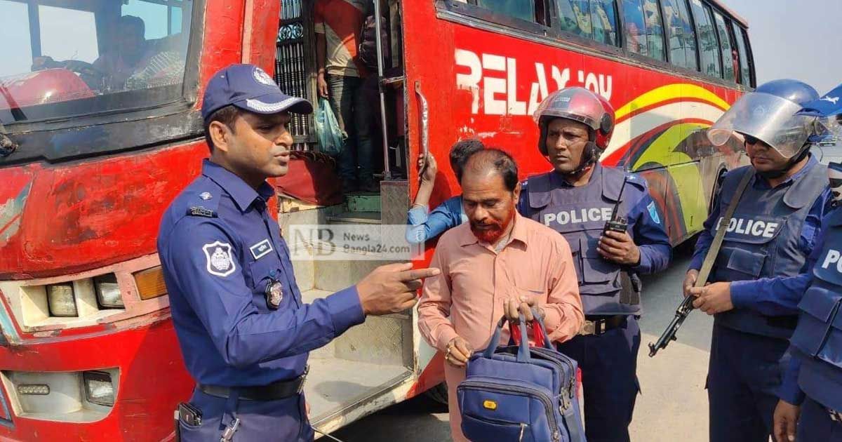 ঢাকার-সব-প্রবেশপথে-চেকপোস্ট-পুলিশের-পাশে-বৈঠা-হাতে-টহল