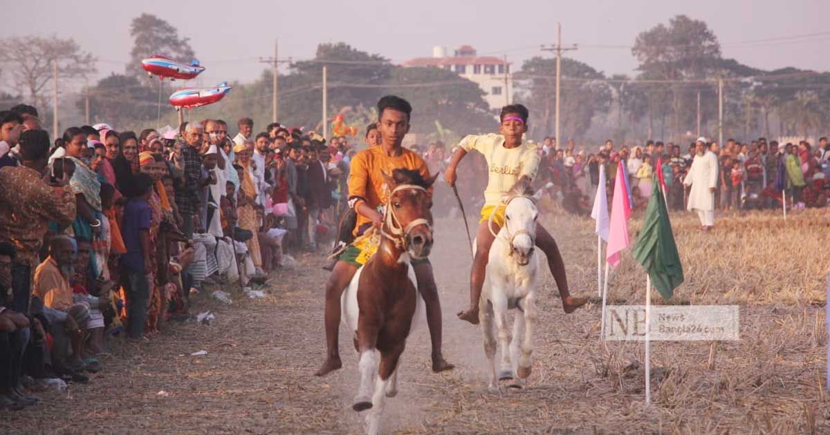 ঘোড়দৌড়ে নজর কাড়েন ঘোড়সওয়ার কিশোরী