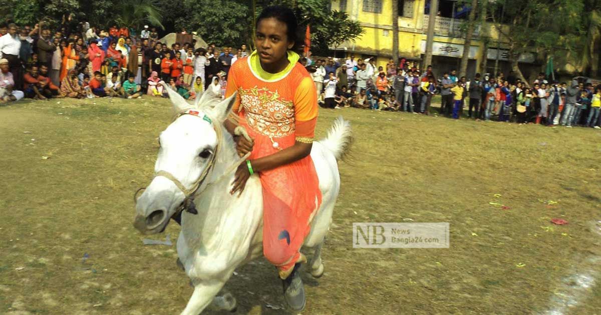 ঘোড়দৌড়ে নজর কাড়েন ঘোড়সওয়ার কিশোরী