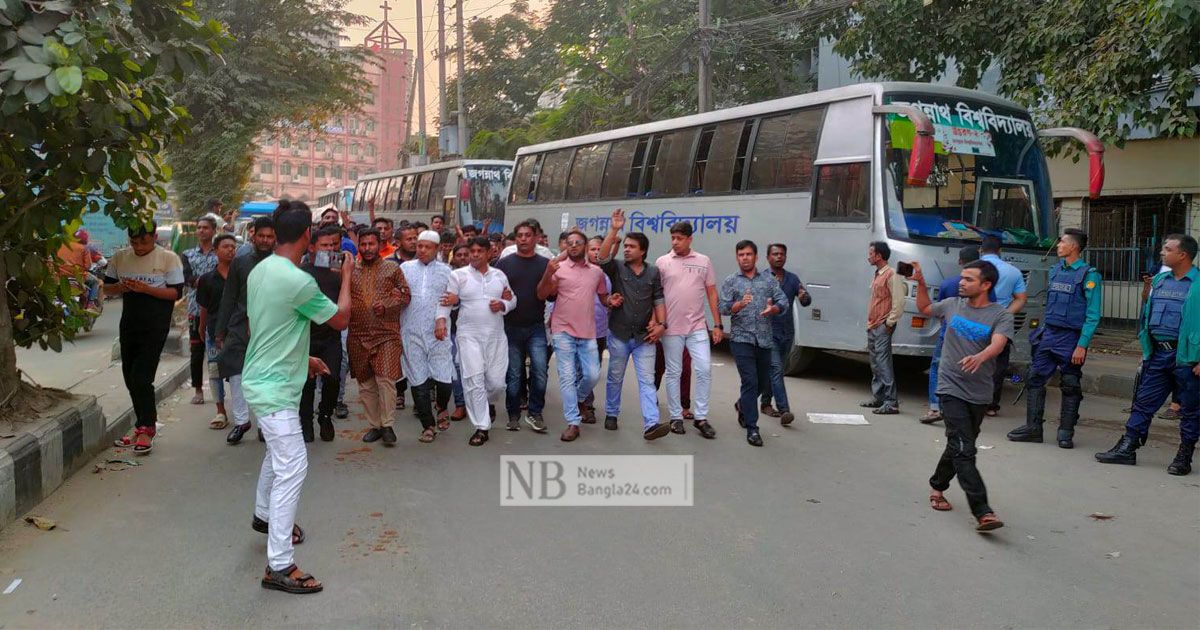 ক্ষমতাসীনদের দখলে পুরান ঢাকা, সতর্ক অবস্থানে পুলিশ