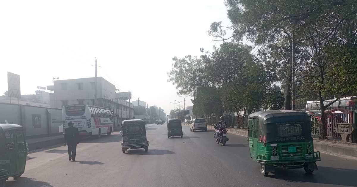 গণপরিবহন সীমিত, দুর্ভোগে নগরবাসী