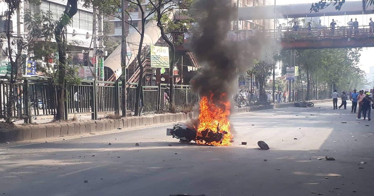 কমলাপুরে-২-মোটরসাইকেলে-আগুন