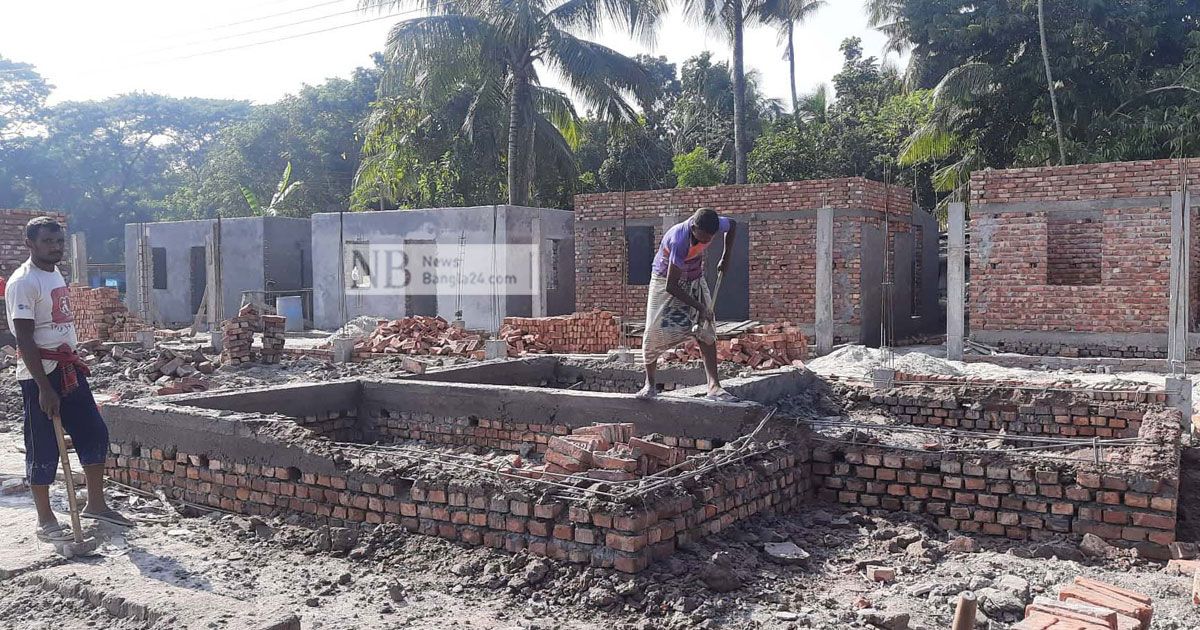 আশ্রয়ণ প্রকল্পের ঘর গোপনে ভেঙে ফেলছেন ঠিকাদার