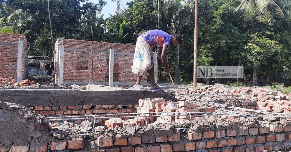 আশ্রয়ণ-প্রকল্পের-ঘর-গোপনে-ভেঙে-ফেলছেন-ঠিকাদার