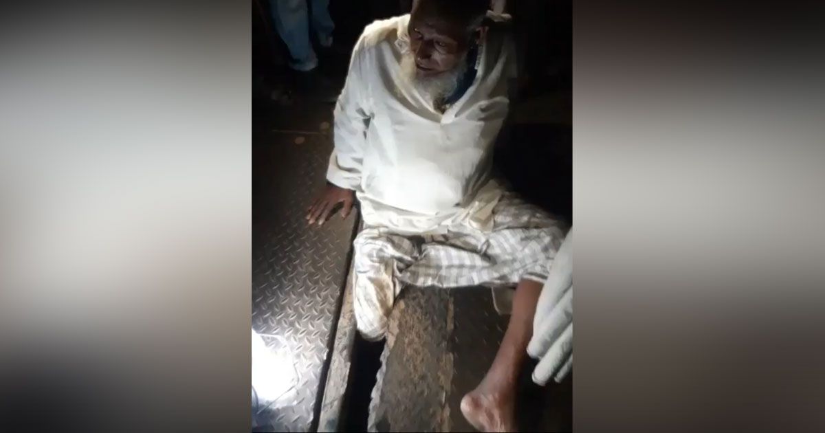 ব্রিজের-ভাঙা-পাটাতনে-আটকাল-বৃদ্ধের-পা-২-ঘণ্টা-পর-উদ্ধার 