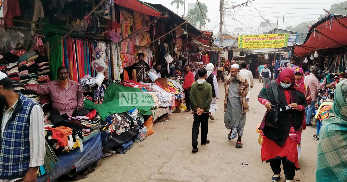 ভিড় বাড়ছে শীতের কাপড়ের দোকানে