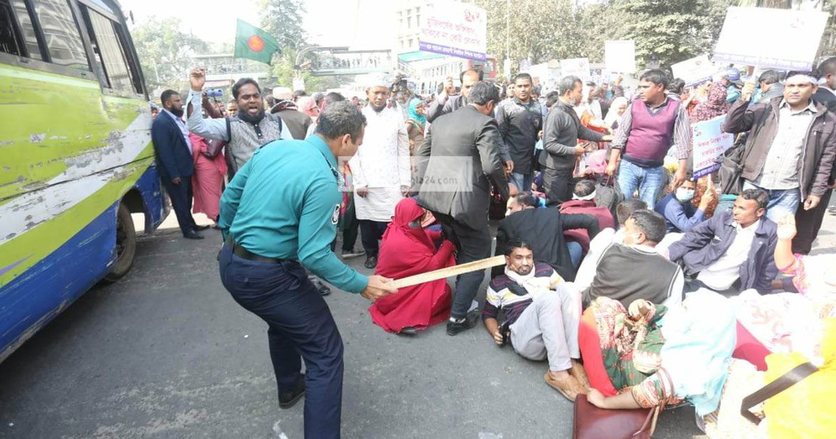 ২০০ দিন ‘অনশনের পর’ শাহবাগে সড়কে অবস্থান