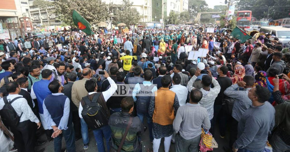 ২০০ দিন ‘অনশনের পর’ শাহবাগে সড়কে অবস্থান