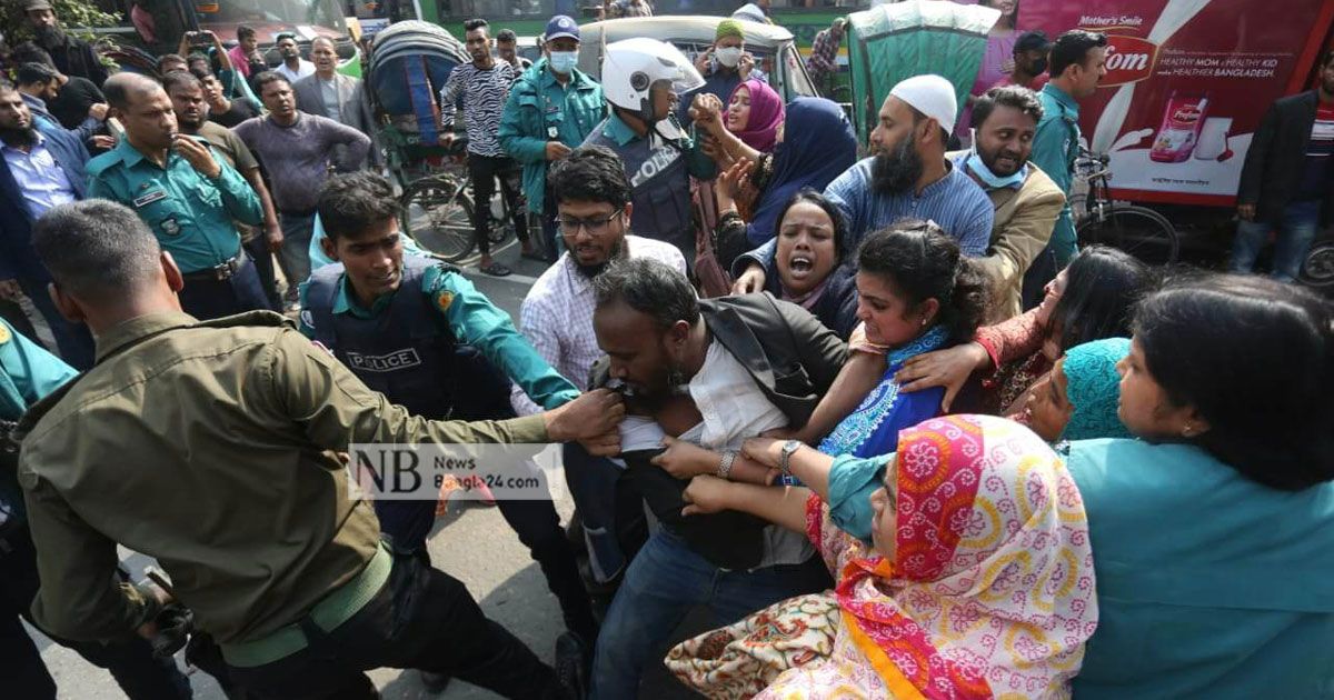 ২০০ দিন ‘অনশনের পর’ শাহবাগে সড়কে অবস্থান