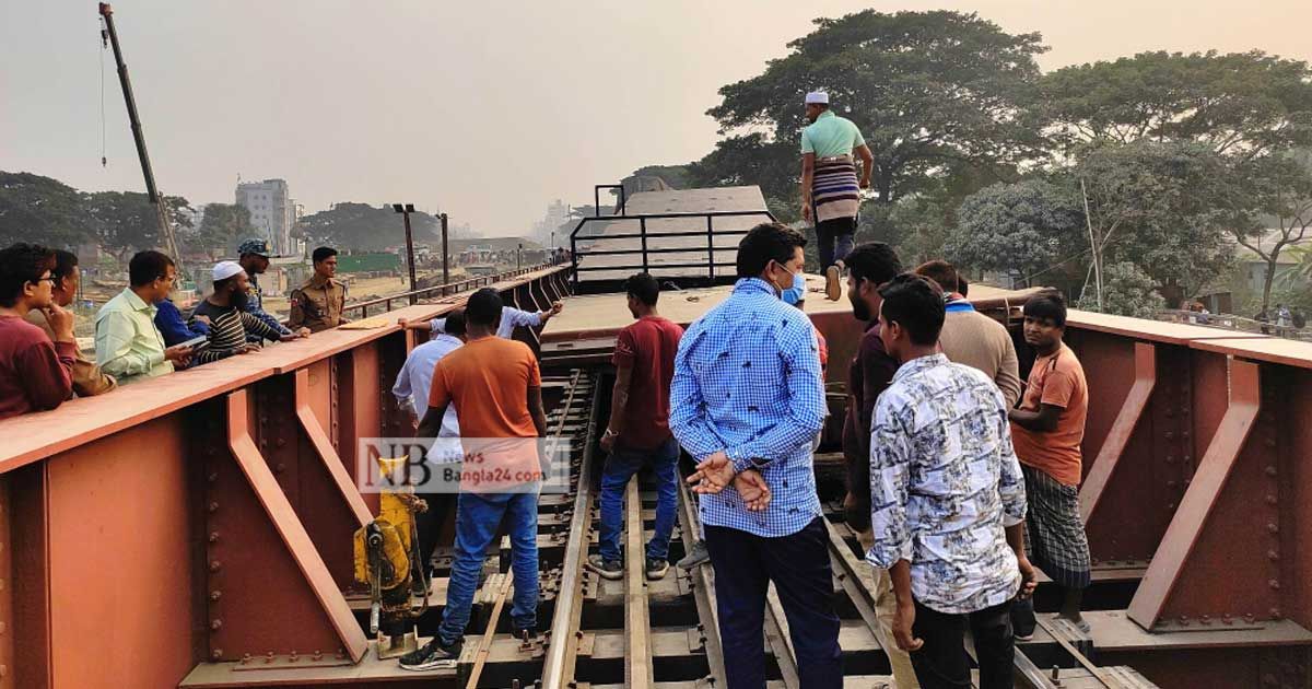 টঙ্গীতে-বগি-লাইনচ্যুত-ট্রেন-চলাচল-ব্যাহত