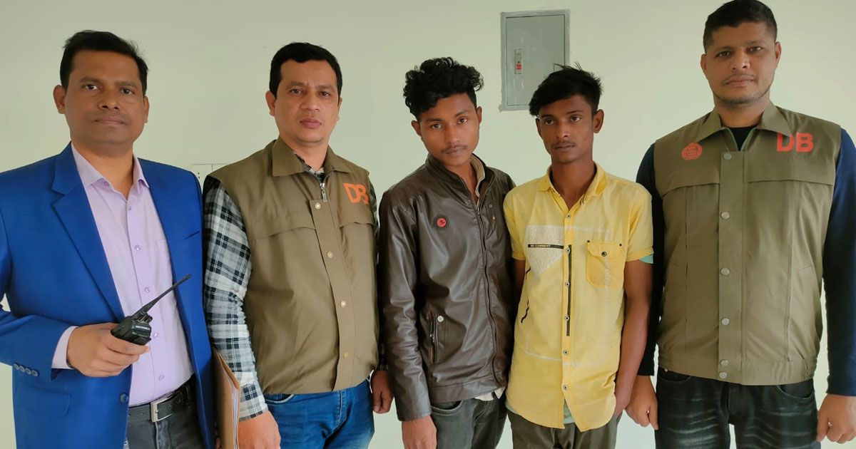টিনের চাল কেটে ৯০টি মোবাইল ফোন চুরি 