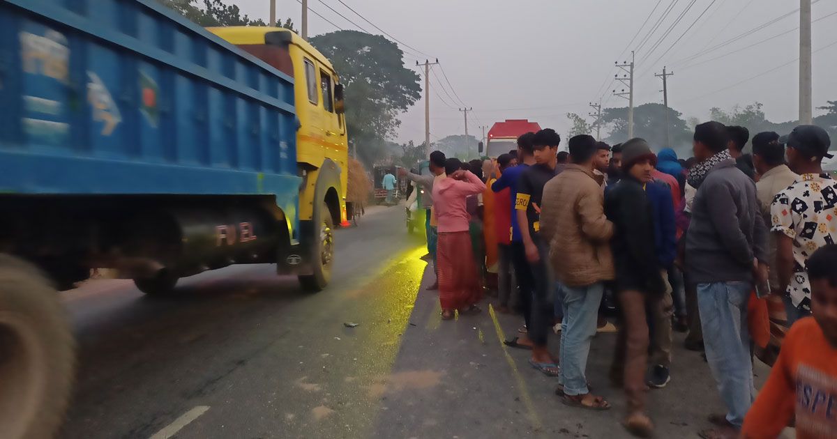 সড়কে প্রাণ হারালেন ৪ বাইকার