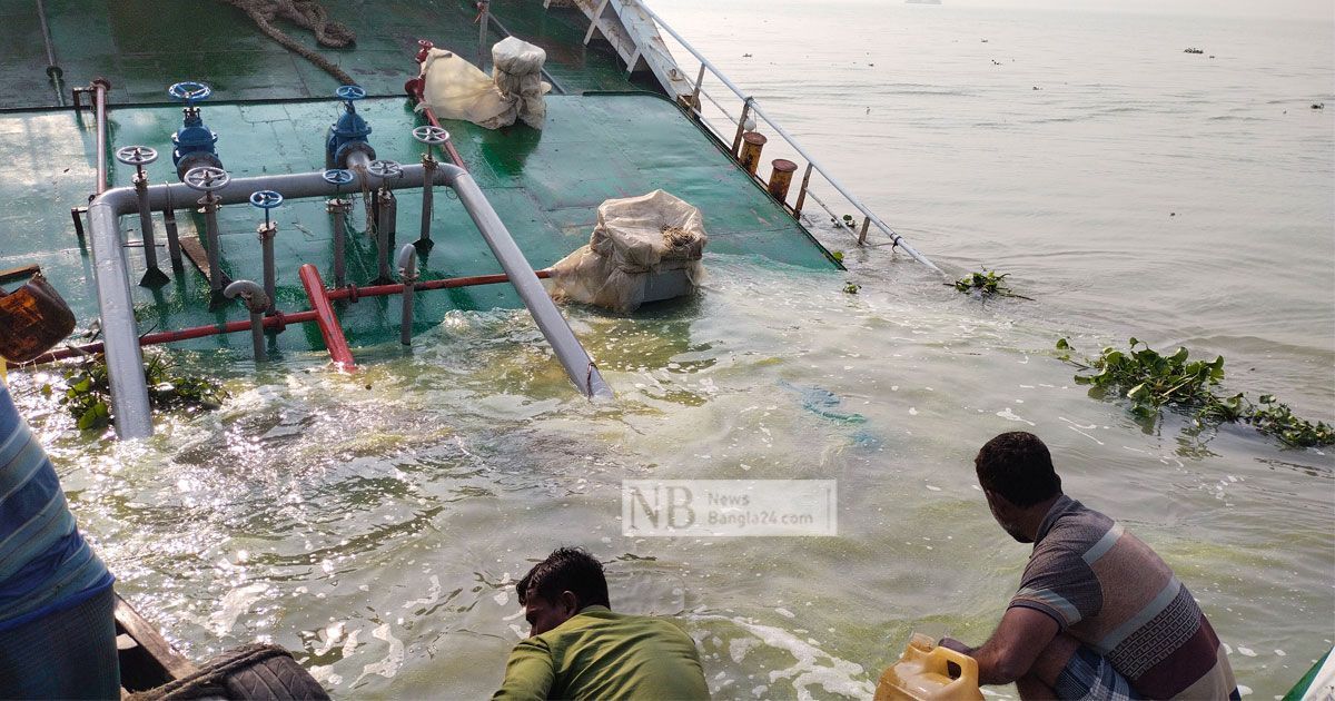 পদ্মার তেল ভাসছে মেঘনায়