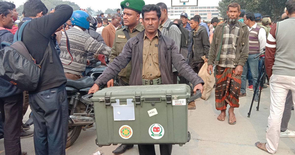 রাত পোহালেই রংপুর সিটিতে ভোট, কেন্দ্রে যাচ্ছে উপকরণ