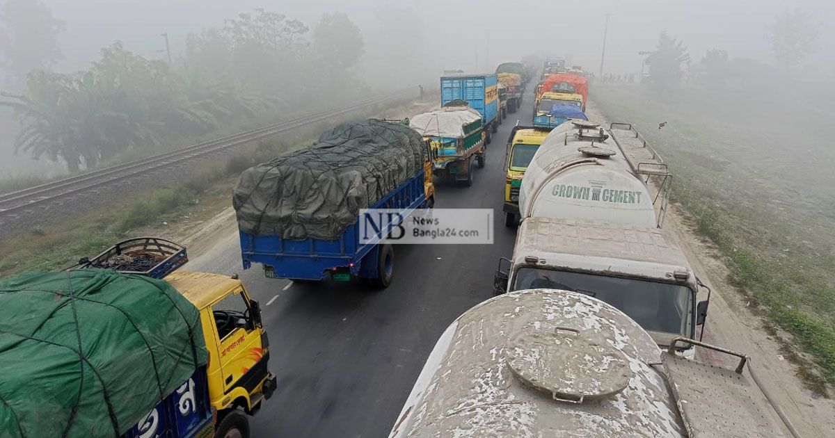 ঘন-কুয়াশায়-বঙ্গবন্ধু-সেতু‌-মহাসড়কে-দীর্ঘ-যানজট