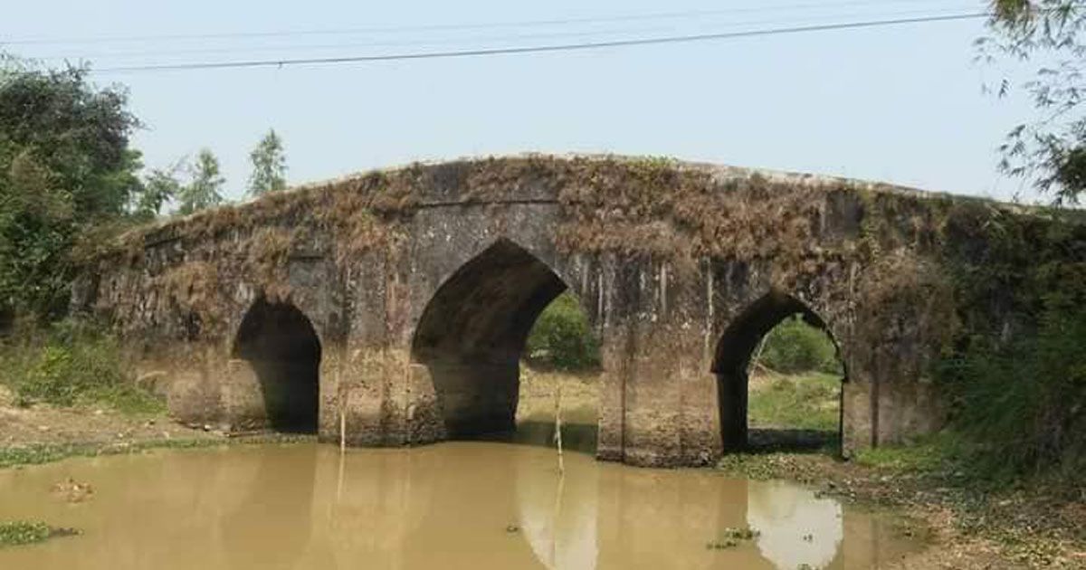 পরিবেশকর্মীদের বাধায় বন্ধ হলো মোগল স্থাপত্য ‘দেওয়ানের পুল’ ভাঙা