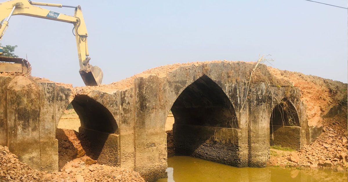 পরিবেশকর্মীদের বাধায় বন্ধ হলো মোগল স্থাপত্য ‘দেওয়ানের পুল’ ভাঙা