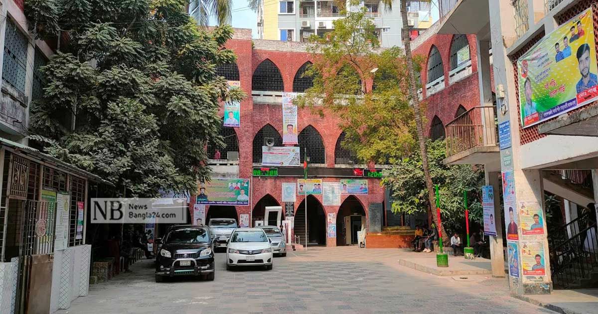 নষ্ট নোটিশ বোর্ডে ভোগান্তিতে সোহরাওয়ার্দী কলেজের শিক্ষার্থীরা