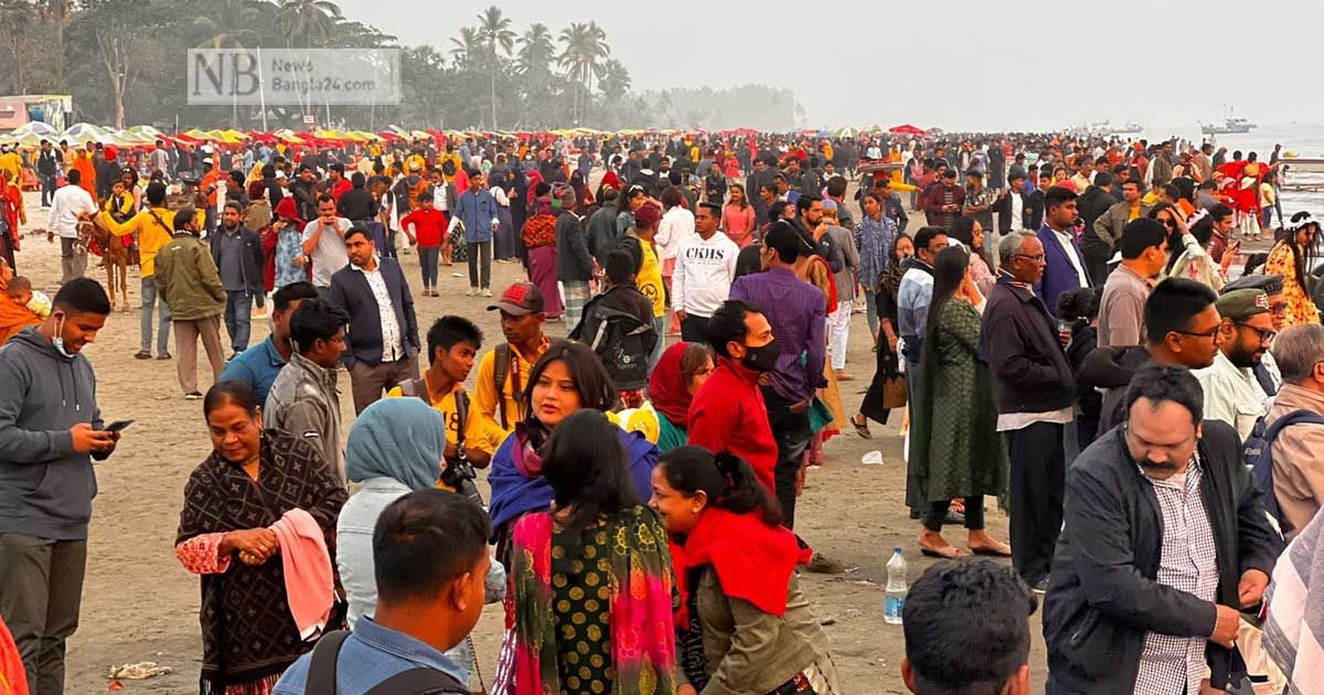 নতুন বছরের সূর্যোদয় দেখতে সাগরকন্যায় ভিড়