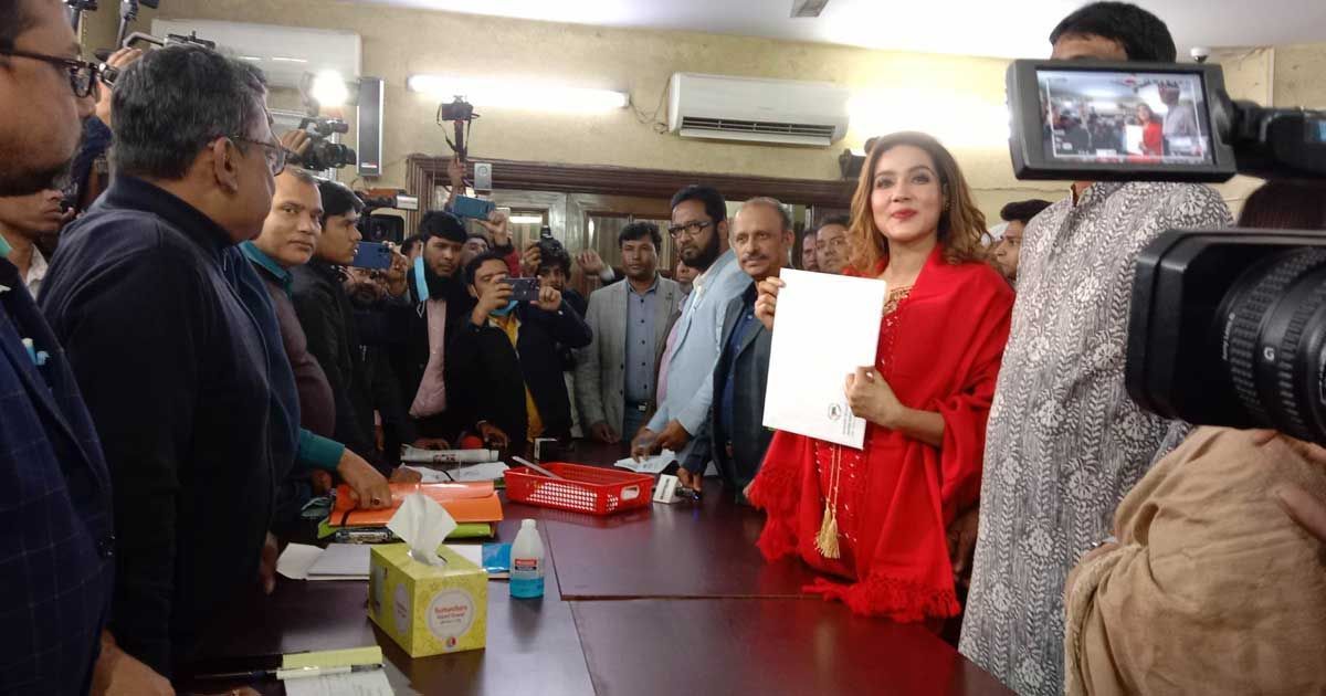 গণসংযোগে মাহি, পাশে নেই স্থানীয় আওয়ামী লীগ