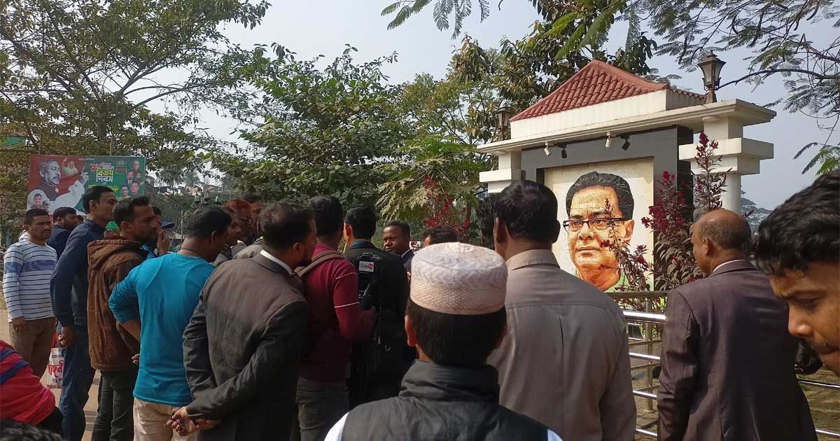 সৈয়দ-নজরুল-ও-সৈয়দ-আশরাফের-ম্যুরালে-রং-দিয়ে-বিকৃতি