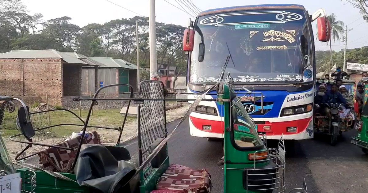 চরফ্যাশনে সংঘর্ষ, বাস চলাচল ব্যাহত