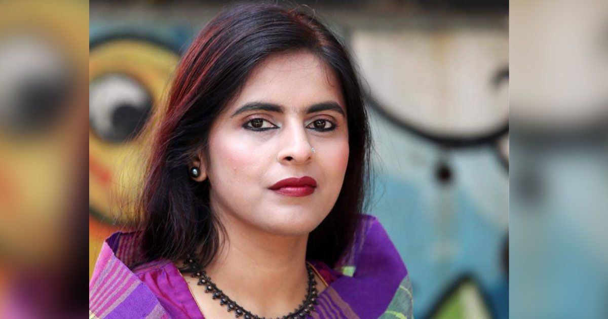 মঞ্চ থেকে পড়ে পা ভেঙেছে লিলির
