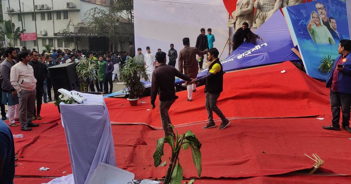 মঞ্চ থেকে পড়ে পা ভেঙেছে লিলির