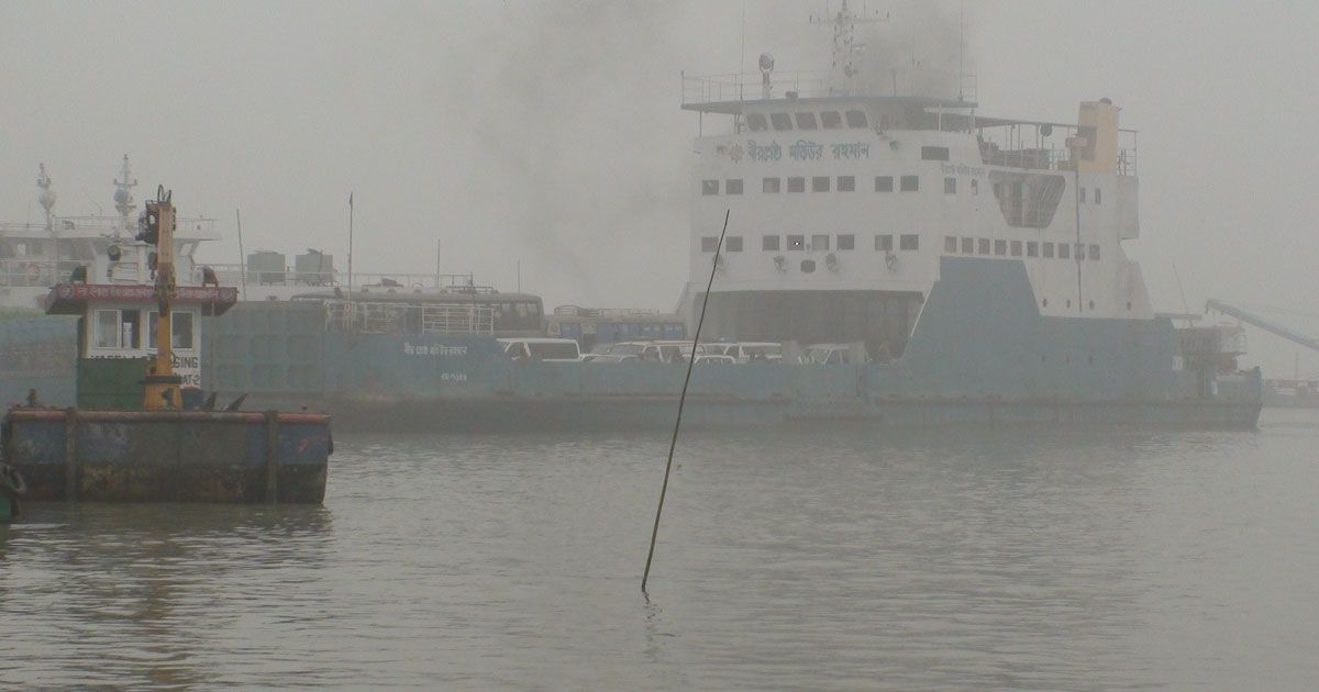 দুই নৌরুটে চলাচল বন্ধ, মাঝনদীতে আটকা ৬ ফেরি