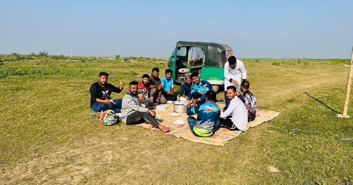 হাওরে বালিহাঁসে পিকনিক করে ফেঁসে গেল বাইকার গ্রুপ