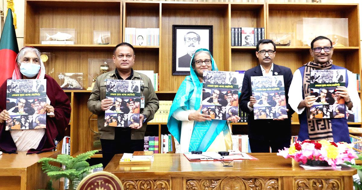 ভেঙেছে-দুয়ার-এসেছ-জ্যোতির্ময়-গ্রন্থের-মোড়ক-উন্মোচন-করলেন-প্রধানমন্ত্রী