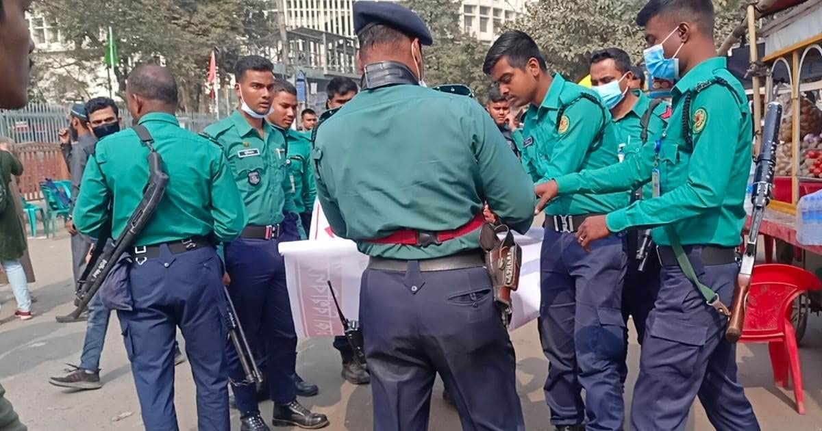 শাহবাগে-পুলিশের-বাধায়-পণ্ড-লাল-কার্ড-সমাবেশ