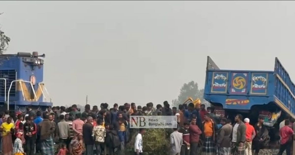 ট্রেনের ধাক্কায় দুমড়েমুচড়ে গেল ট্রাক, আহত চালক