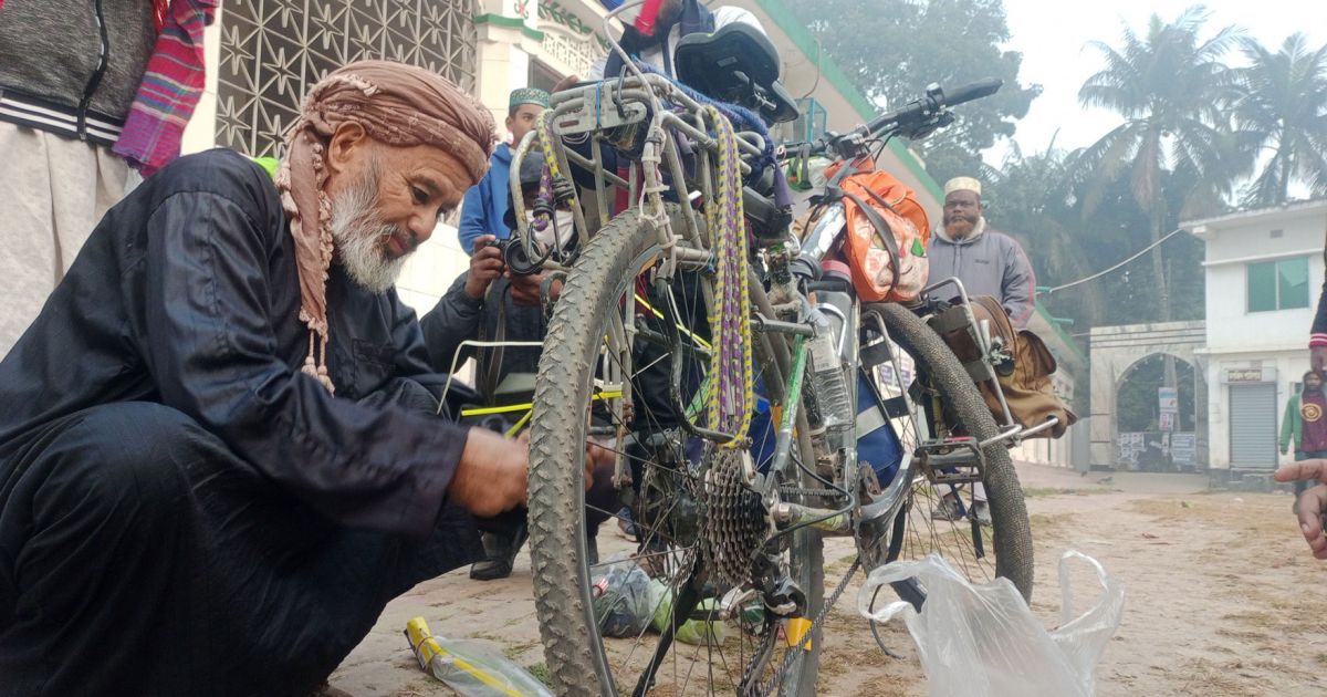 সাইকেলে-হজযাত্রা-থাই-বৃদ্ধ-থামলেন-মাগুরায়