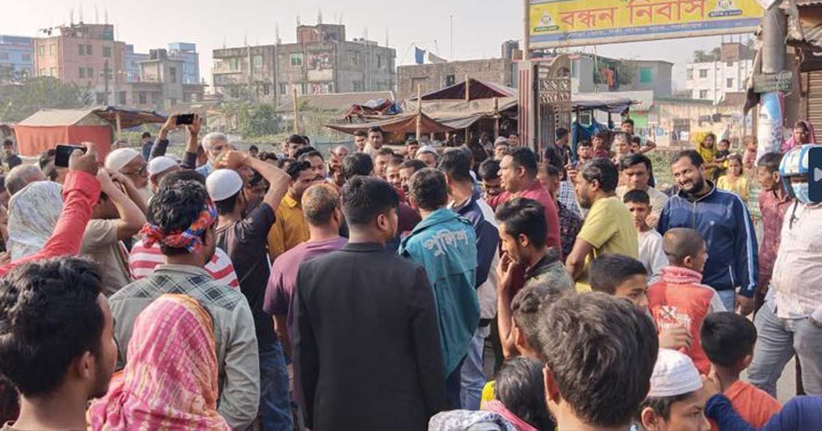 টঙ্গীতে কিশোর গ্যাংয়ের হামলায় পোশাক শ্রমিক আহত, সড়ক অবরোধ